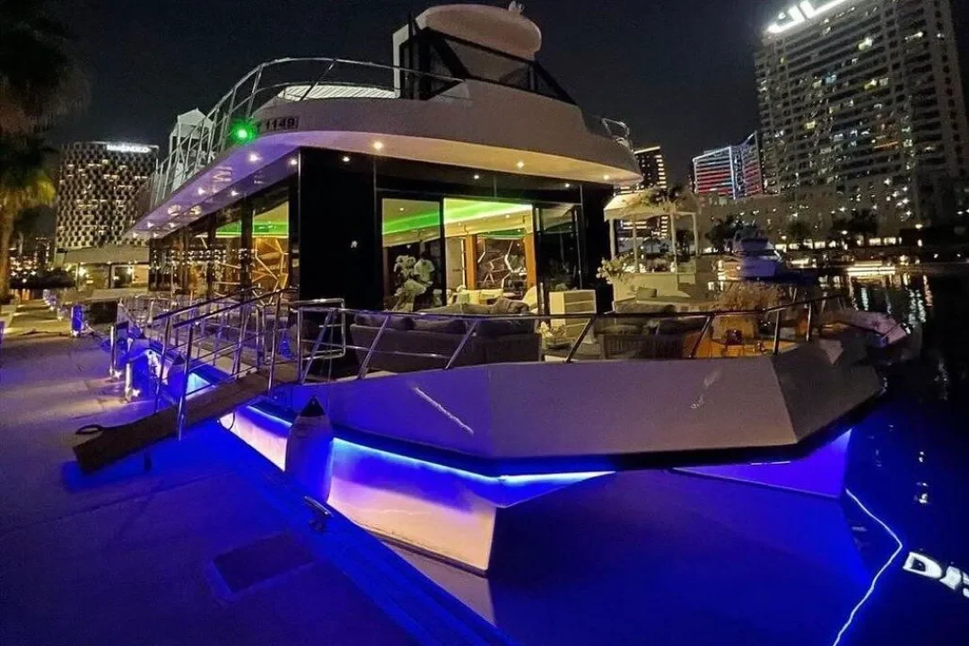 Luxury New Year’s Eve Yacht Party in Dubai (13)